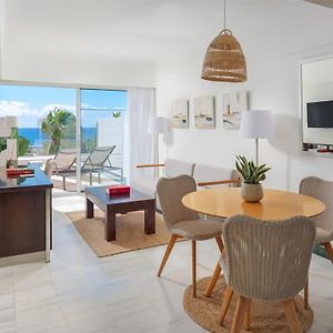 Suite con letto king size con vista sull'oceano